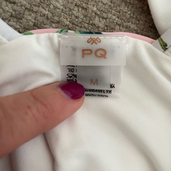 Women’s Medium PQ floral one piece swimsuit - Picture 4 of 4